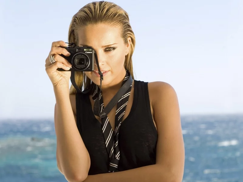 улыбка, девушка, красотка, петра немцова, модель, petra nemcova, цифровик, взгляд, фотоаппарат, canon