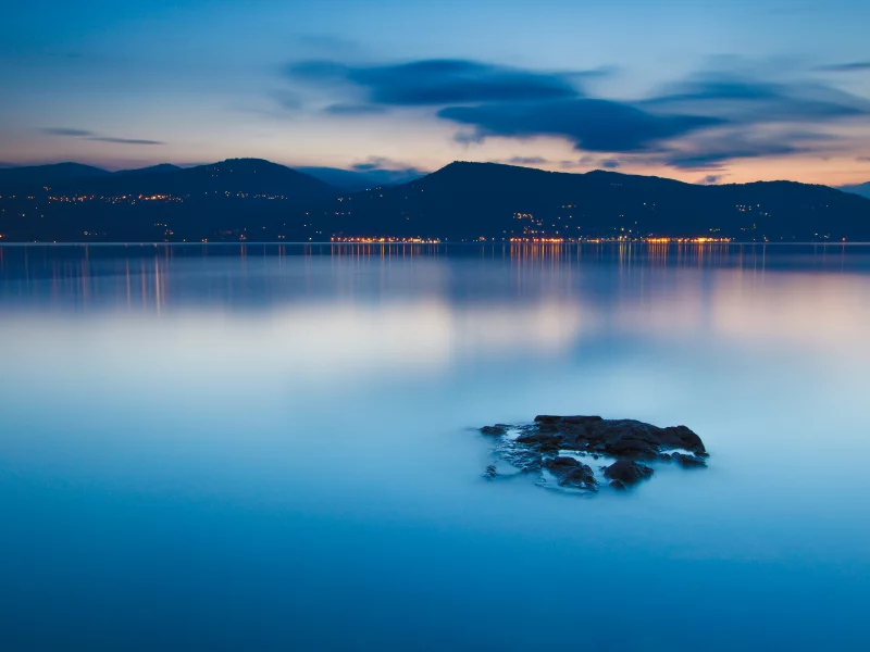 свет, 2560x1600, берег, rock, камень, море, nature, sky, landscape, природа, mountains, sea, light, city, небо, shore, город, облака, water, горы, пейзаж, вода, clouds