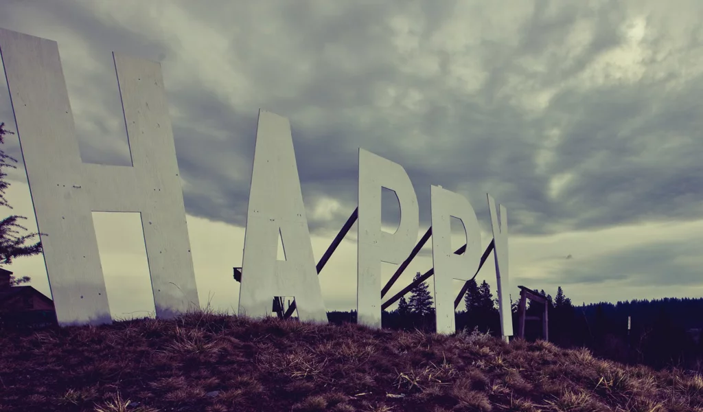 холм, надпись, пасмурно, тучи, happy