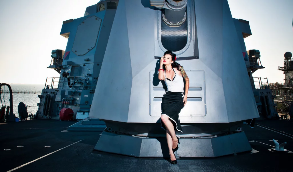 pinup model shot on a us navy destroyer, палуба, пушка