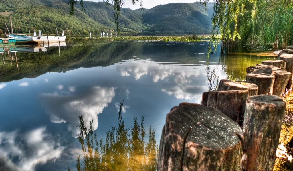озеро, лодка, пеньки