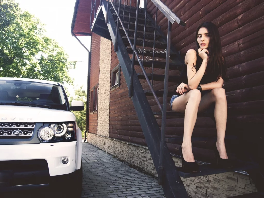 девушка, авто, land rover, брюнетка, лестница