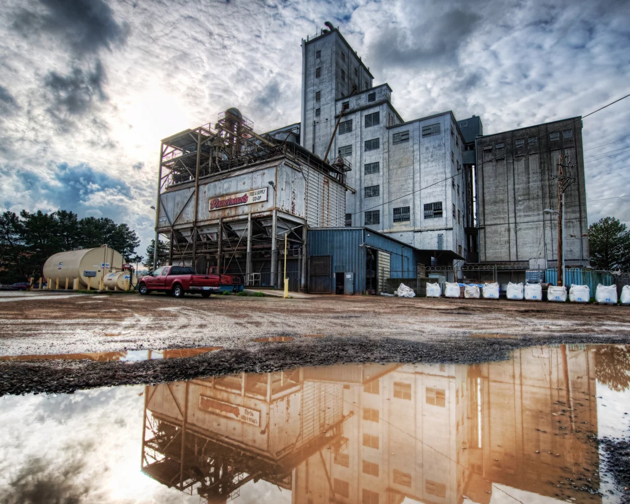 облака, heavy industry in petaluma, лужа, здание