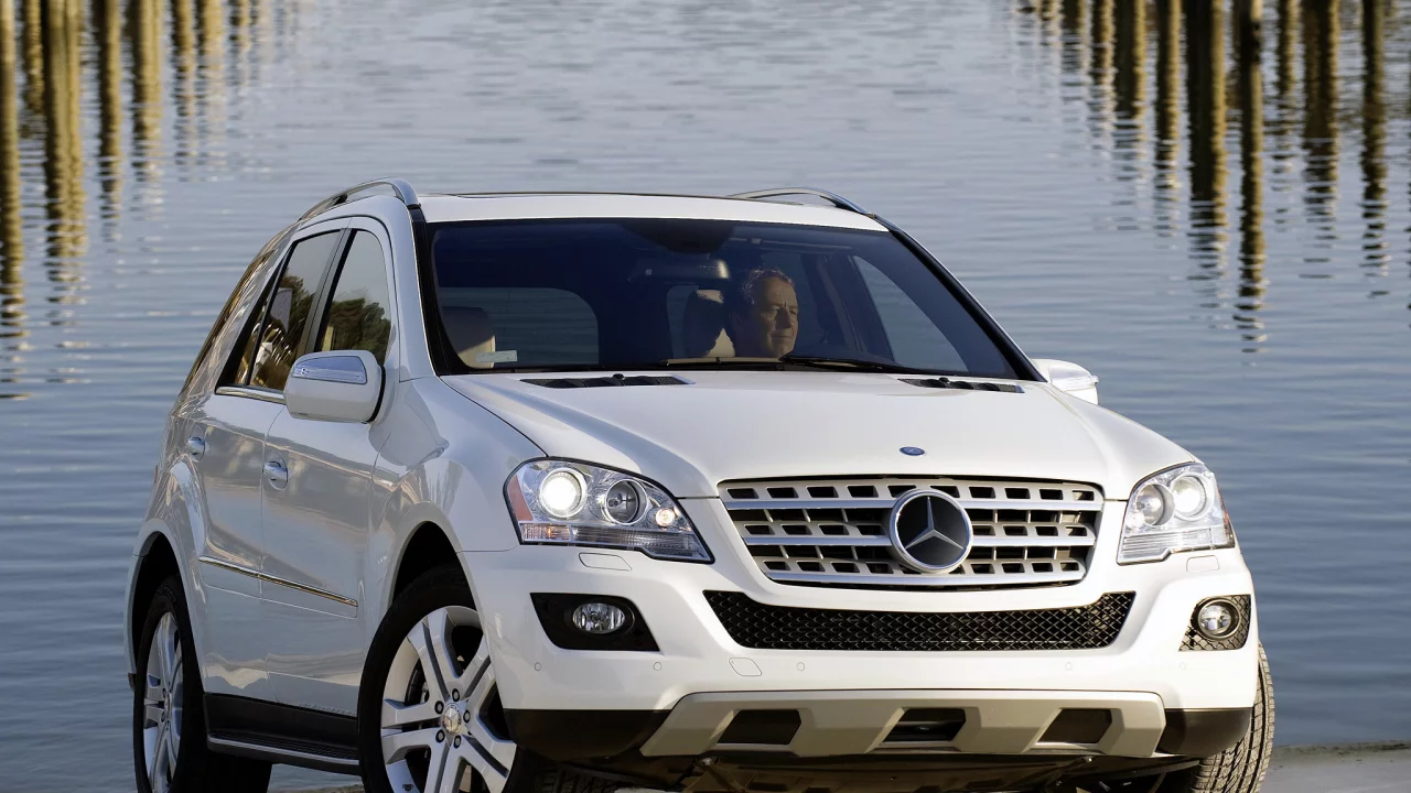 bluetec, сваи, передок, ml320, вода, блютек, белый, отражение, джип, берег, mercedes-benz, мл320, мерседес