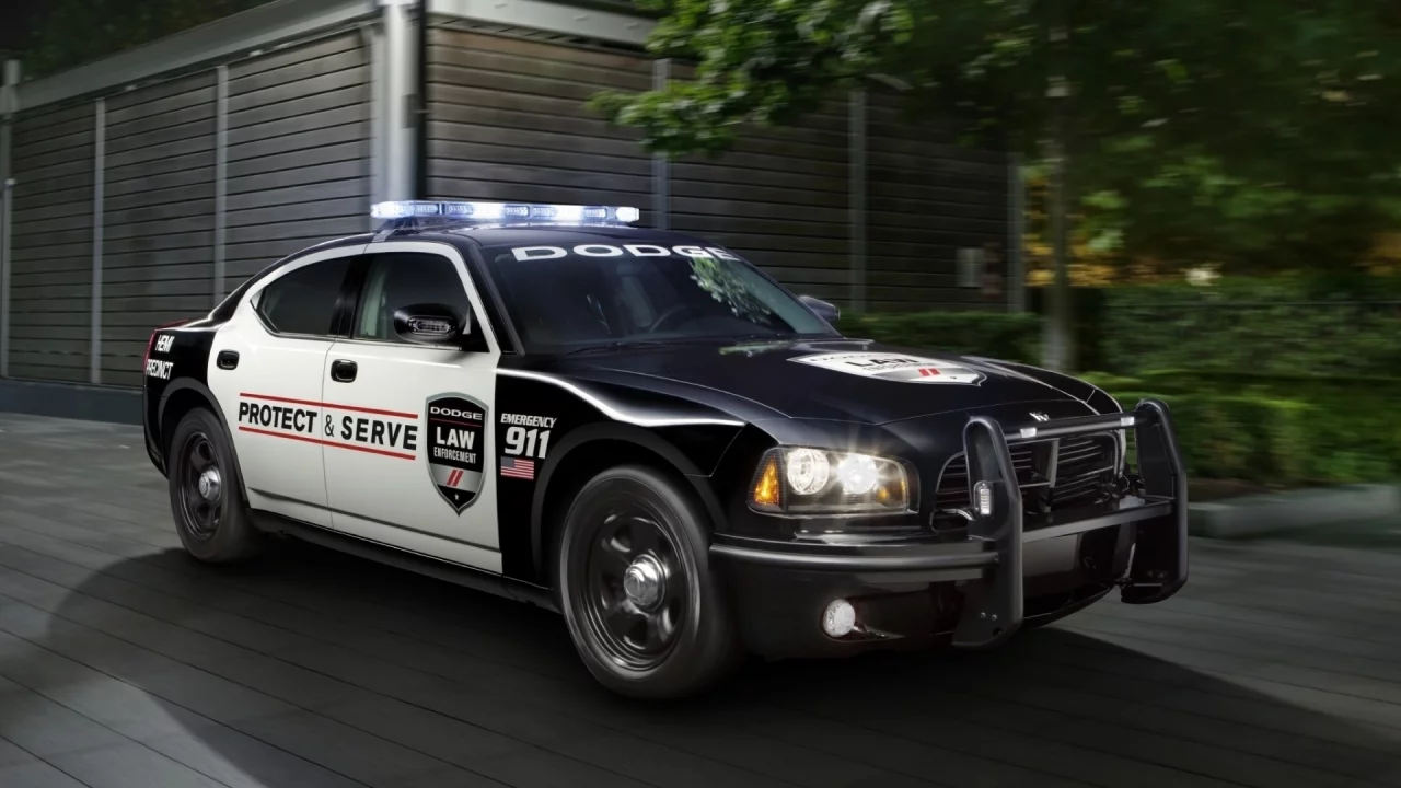 защита, передок, charger, мигалка, чарджер, деревья, dodge, ночь, police, pursuit, полицая, додж, здание