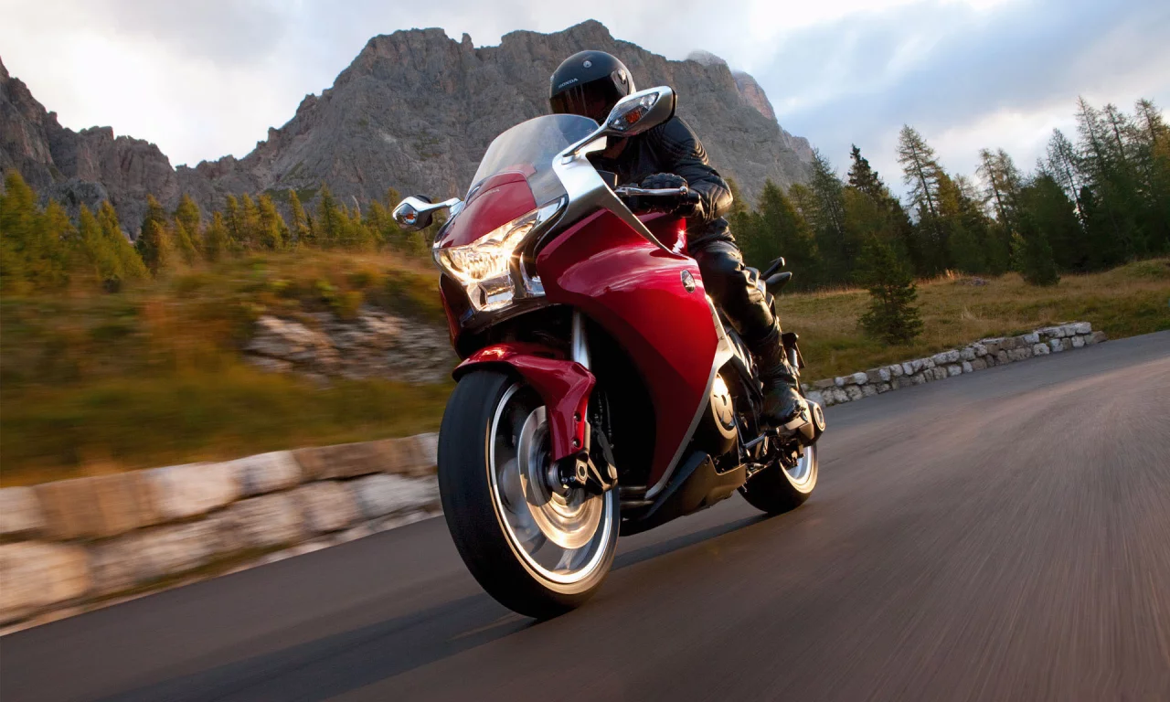 дорога, мотоцикл, moto, деревья, небо, гора, адреналин, облака, трасса, ель, скорость, мото