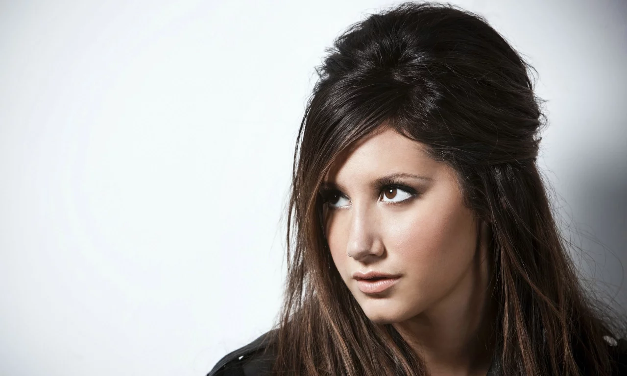 наверх, смотрит, ashley tisdale, девушка