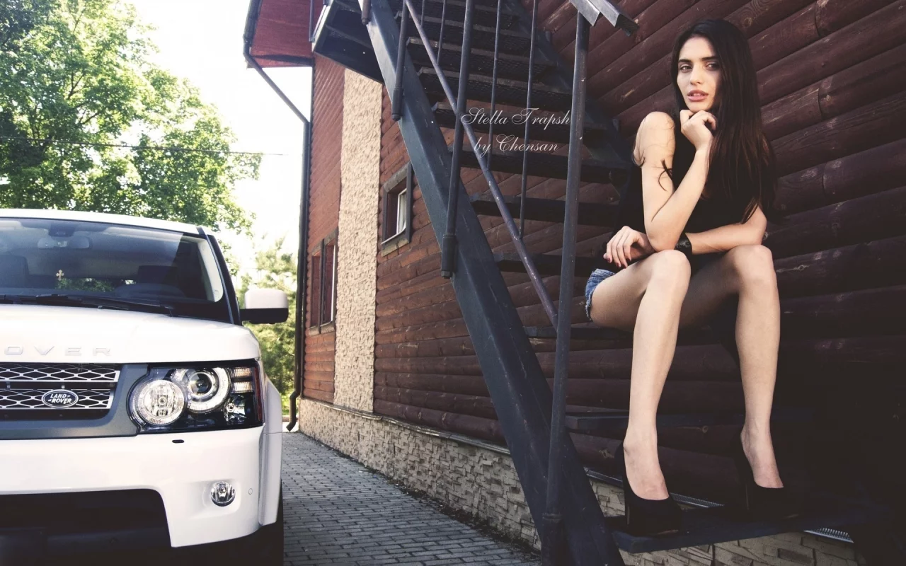 девушка, авто, land rover, брюнетка, лестница