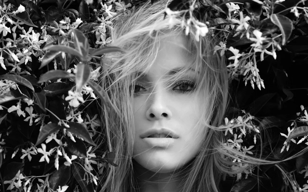 актриса, kristanna loken, чб, взгляд, черный фон, лицо, волосы, цветы