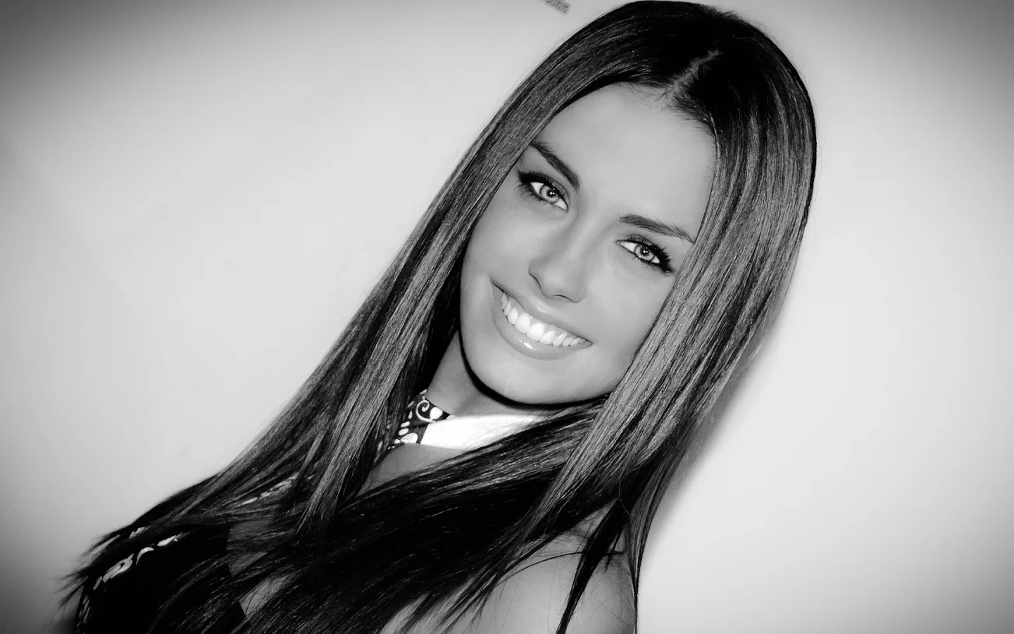 знаменитость, улыбка, girl, celebrity, smile, макияж, взгляд, девушка, брюнетка, радость, черно-белое, фон, настроения, звезда, чб
