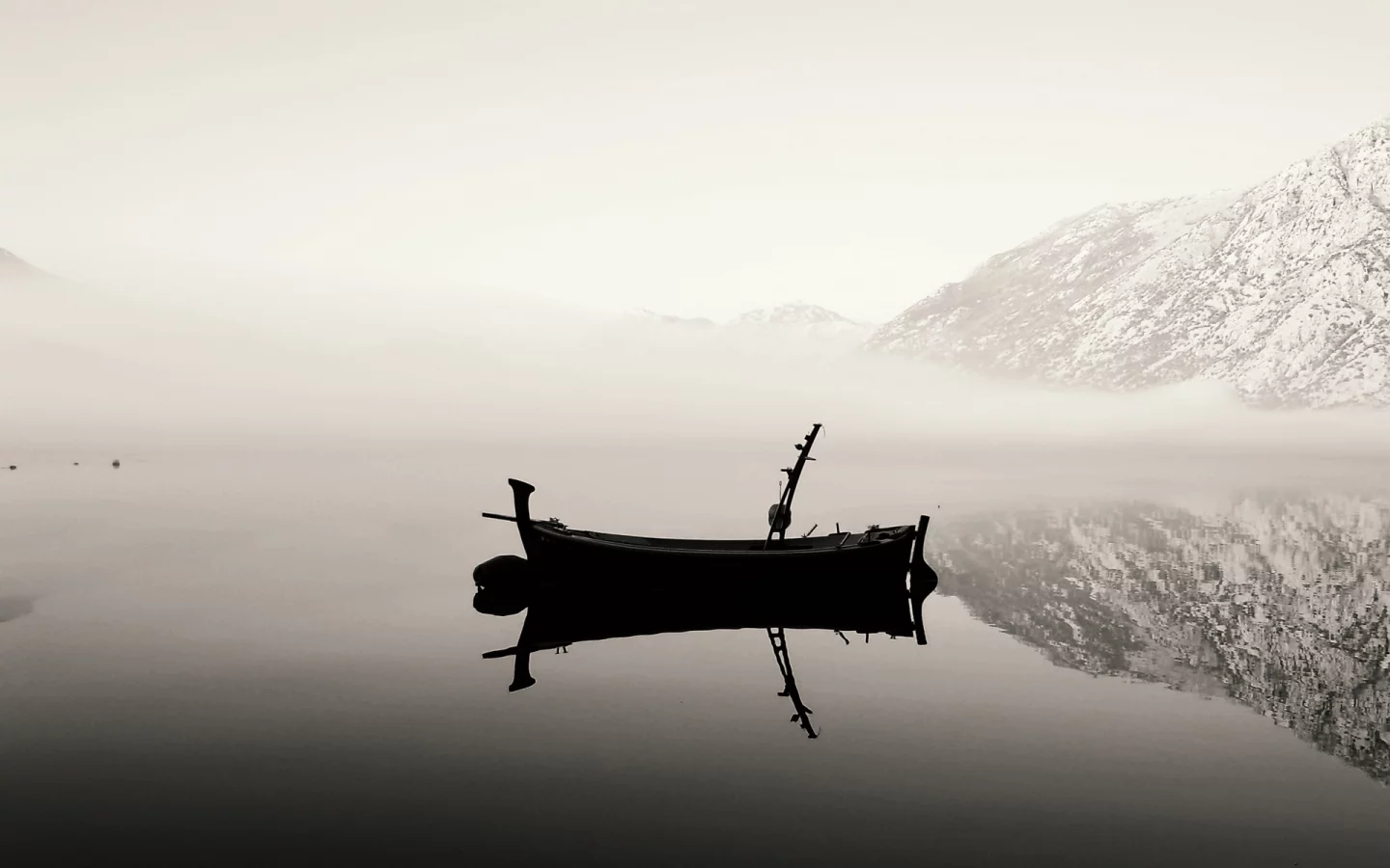 reflection, озеро, nature, отражение, mountains, landscape, lake, вода, чб, water, fog, природа, пейзаж, snow, снег, 1920x1200, b&w, туман, boat, горы, лодка
