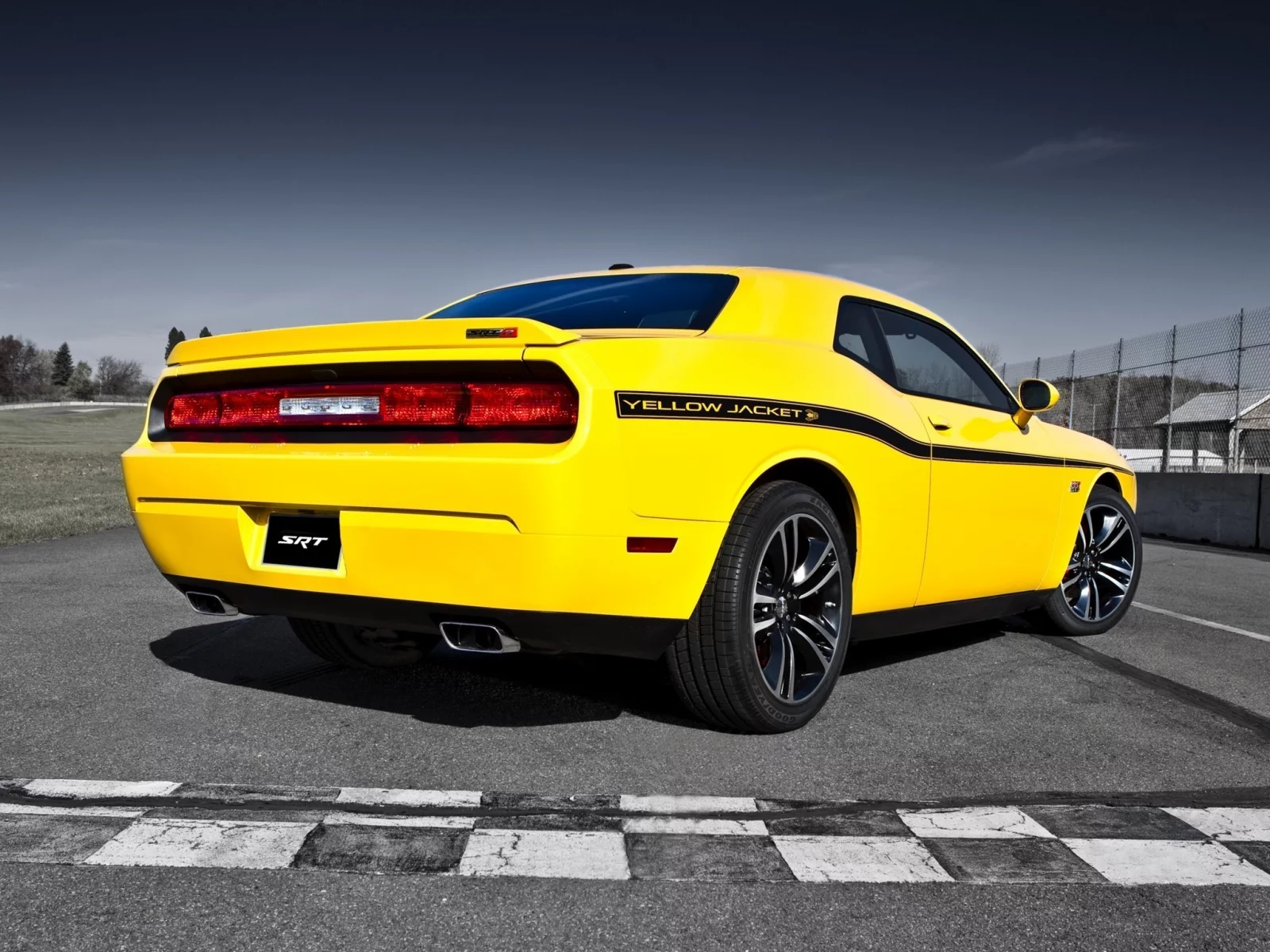 додж, 392, yellow jacket, muscle car, срт8, йелоу джекет, желтый, srt8, гоночная трасса, небо, мускул кар, вид сзади, dodge, челленжер, challenger