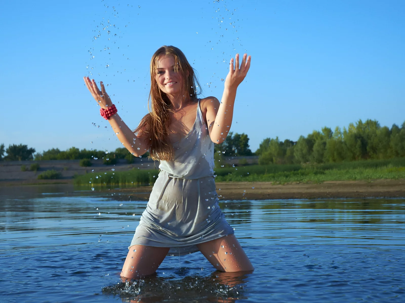 мокрая, в воде, брызги