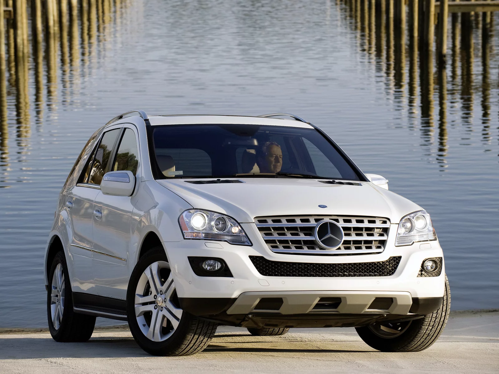 bluetec, сваи, передок, ml320, вода, блютек, белый, отражение, джип, берег, mercedes-benz, мл320, мерседес