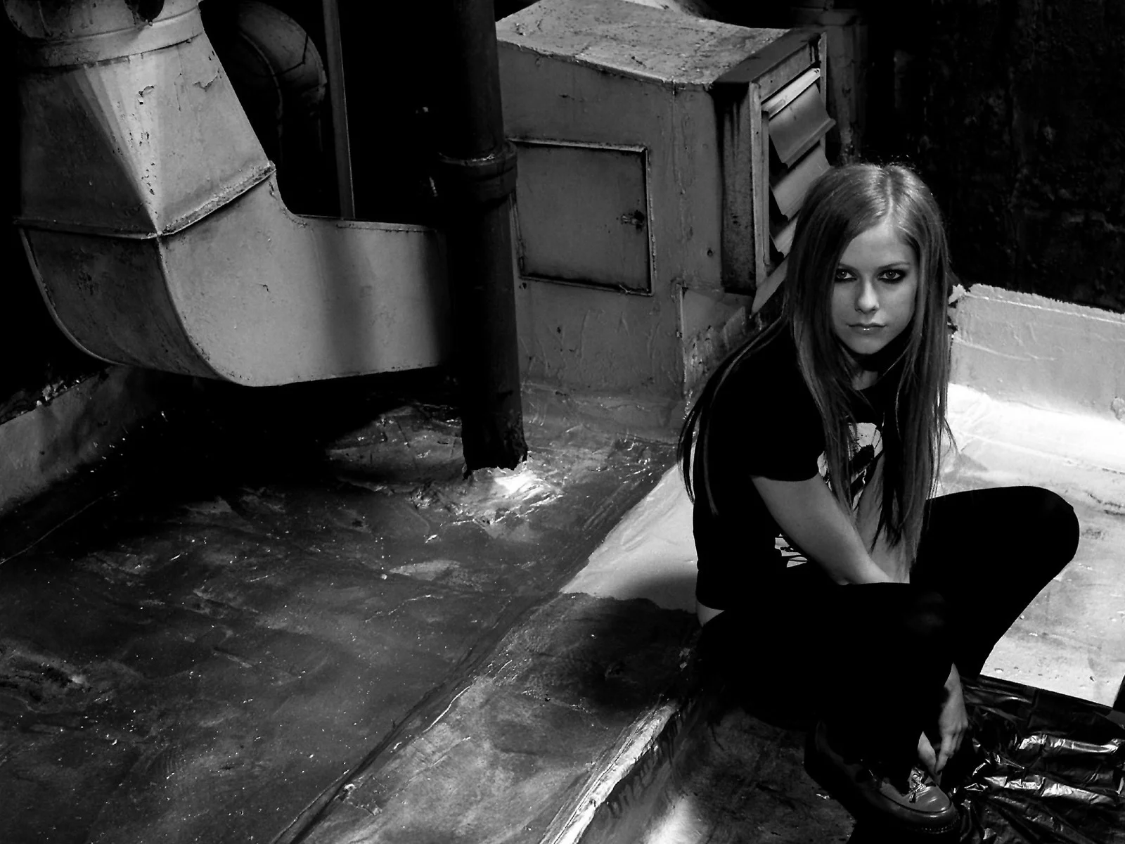 чб, девушка, труба, аврил ливин, avril lavigne, сидит