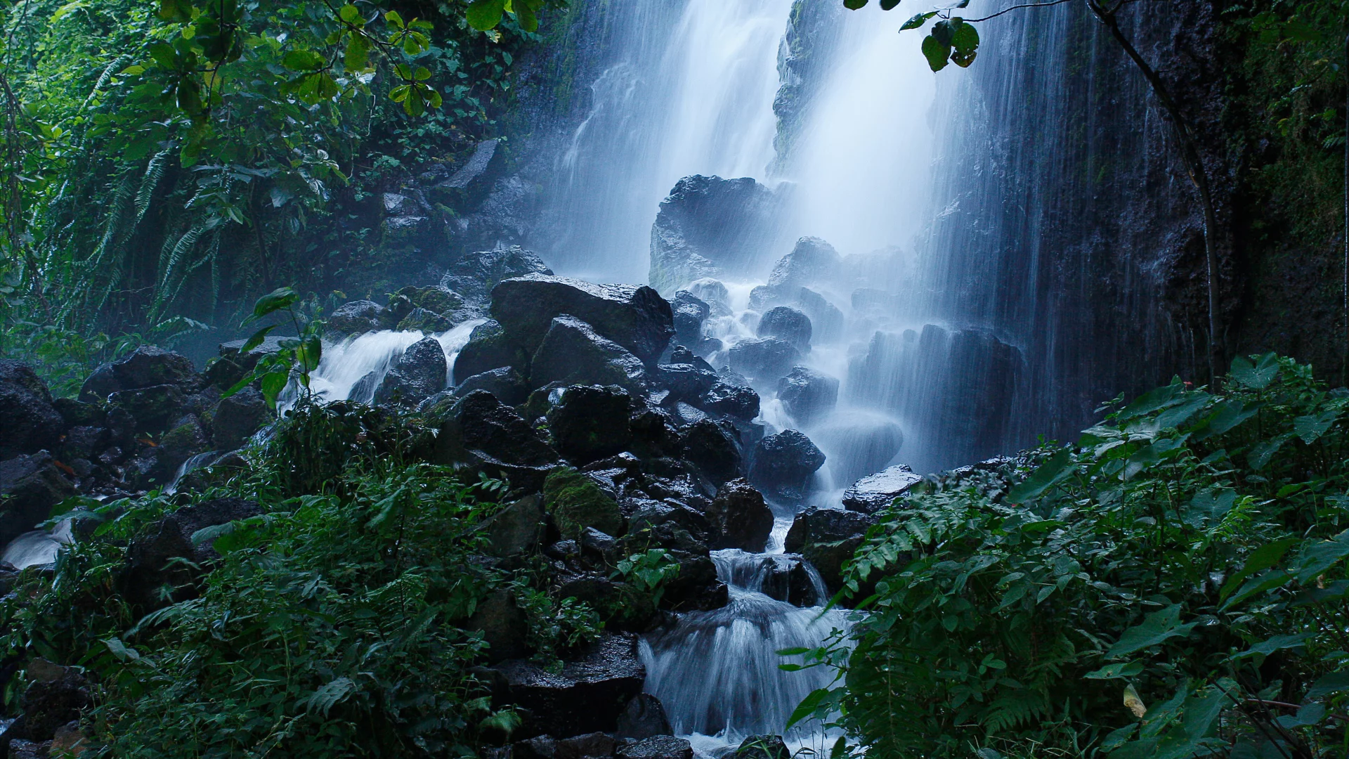 камни, лес, водопад