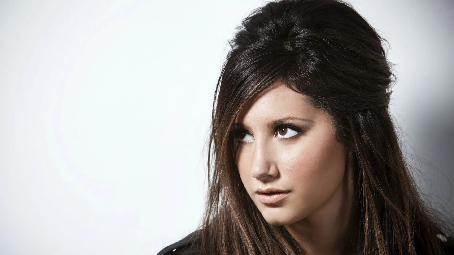 наверх, смотрит, ashley tisdale, девушка