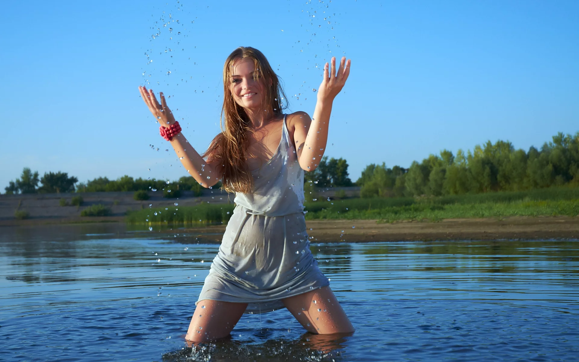мокрая, в воде, брызги