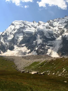 луга, камни, трава, луг, горы, природа, пастбище, облака, снег, небо, склон, лед, гора