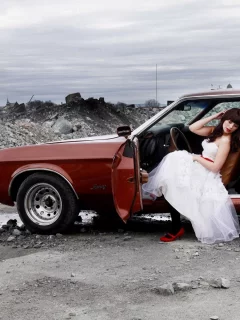 (marit larsen) в машине, cars, и белом платье, марит ларсен
