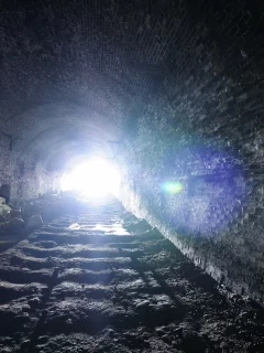 тоннель, бочки, хлам