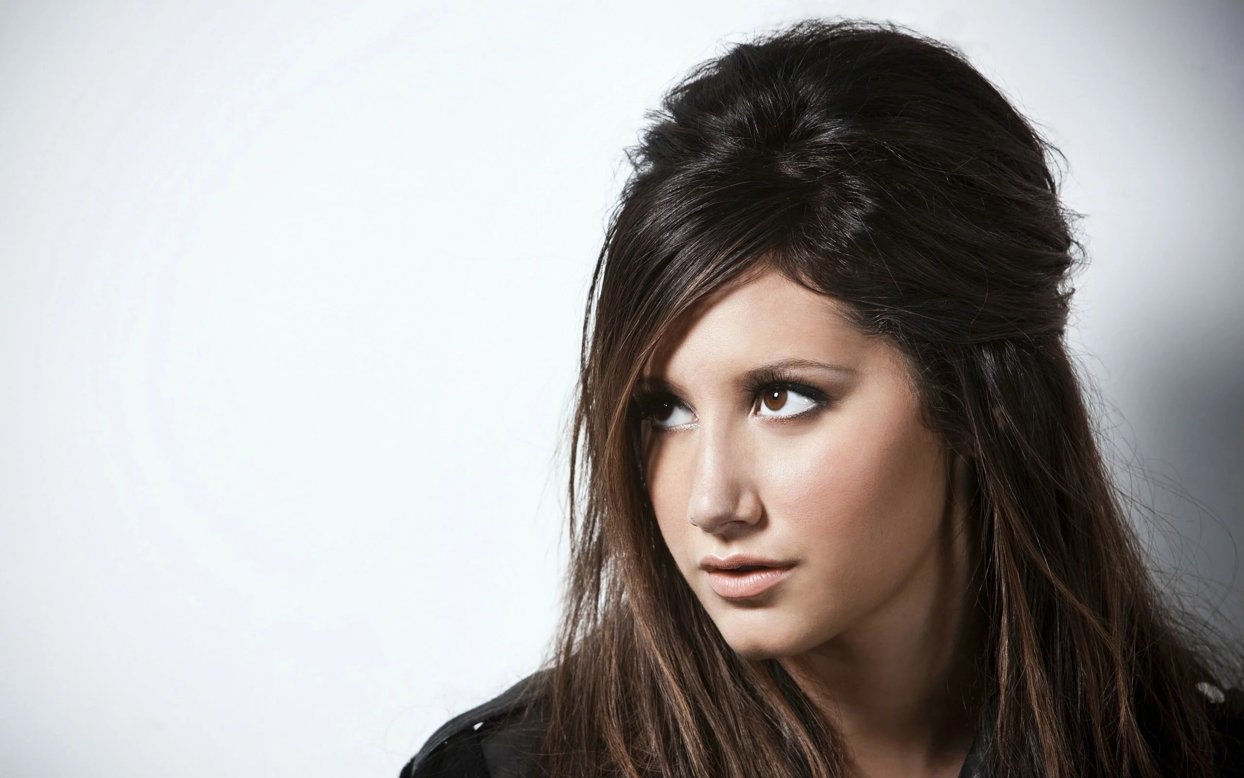 наверх, смотрит, ashley tisdale, девушка