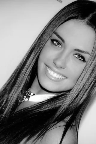 знаменитость, улыбка, girl, celebrity, smile, макияж, взгляд, девушка, брюнетка, радость, черно-белое, фон, настроения, звезда, чб