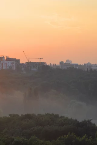 горизонт, лучи, парк, даль, дома, урбан, деревья, закат, кишинев, стройка, оранжевый, небо, город, туман
