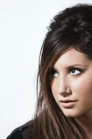 наверх, смотрит, ashley tisdale, девушка