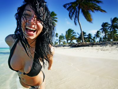 пляж, улыбка, песок, пальмы, брюнетка, радость, остров