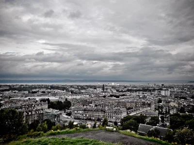 облака, город, sky, дома, небо, edinburgh, scotland, деревья, trees, трава, 2560x1600, buildings, city, clouds, houses, здания, grass