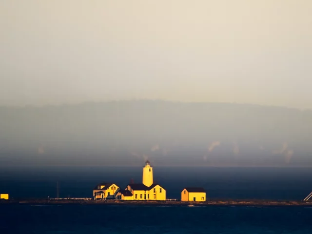 море, маяк, домики, небо