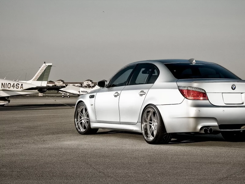 самолёты, m5, небо, взлётно-посадочная полоса, bmw, серебристый, бмв, silvery, задняя часть