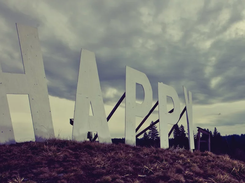 холм, надпись, пасмурно, тучи, happy