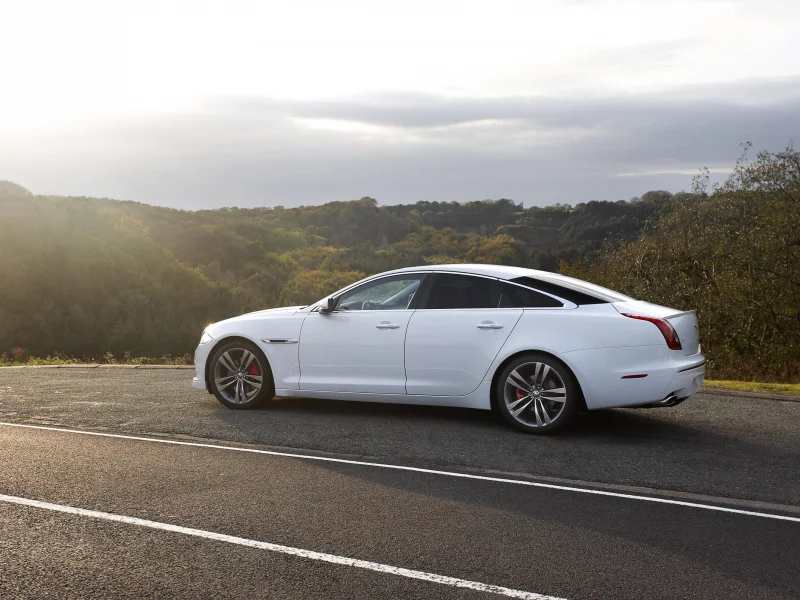 солнце, 2012 jaguar xj sport, деревья, sunlight, sky, forest, лес, car, trees, машина, свет, road, небо, 3000x2000, дорога, природа, nature