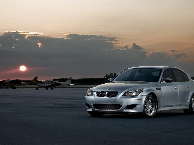 бмв, серебристый, облака, m5, silvery, взлётно-посадочная полоса, bmw, самолёты, небо, закат