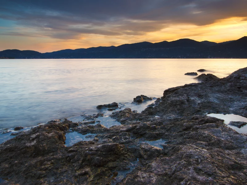 закат, облака, озеро, landscape, вода, sun, shore, берег, солнце, свет, 2560x1600, rocks, камни, sunset, небо, water, mountains, горы, lake, clouds, пейзаж, природа, sky, nature