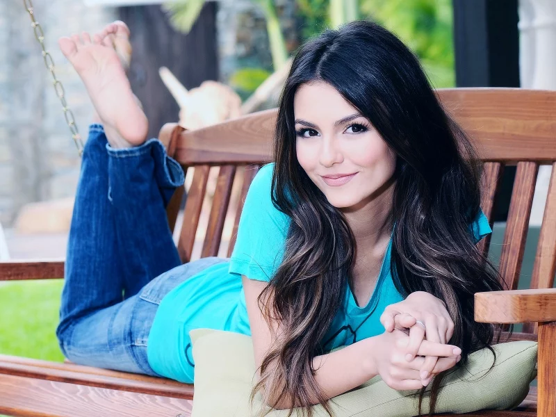 милая улыбка, на лавочки, в джинсах, victoria justice, милашка, лежит