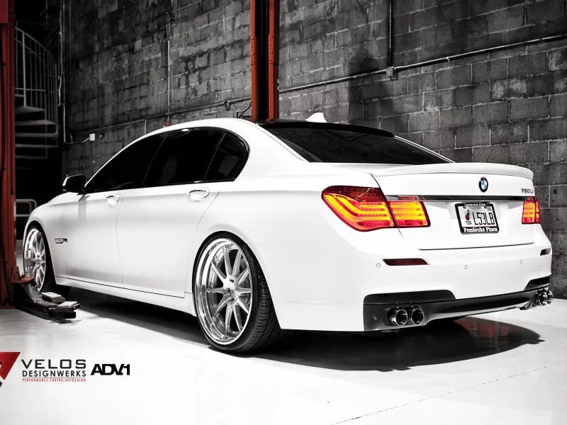 семёрка, 750li, бмв, стена, bmw, 7 series, белый, вид сзади, tuning, седьмой серии, подъёмник, тюнинг