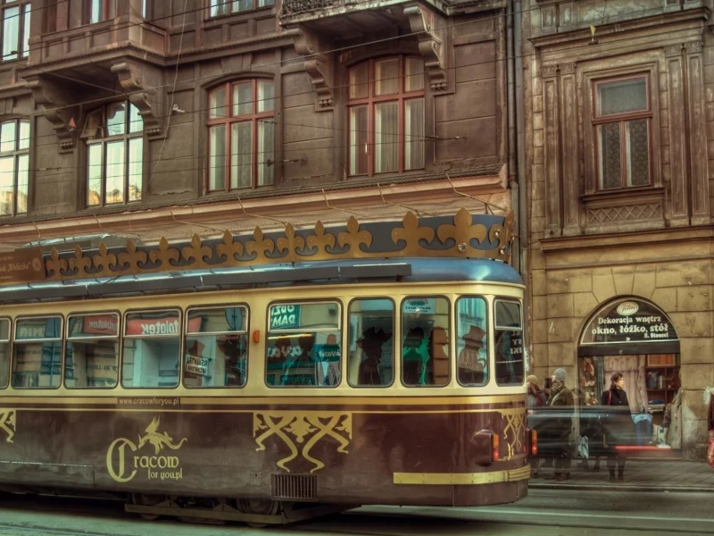 старые дома, движение, трамвай, улица