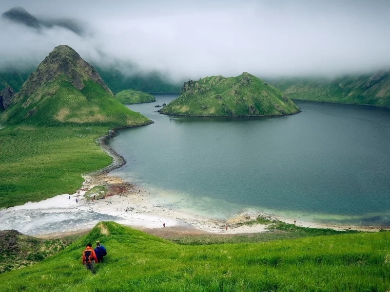 горы, холмы, вода, трава, люди