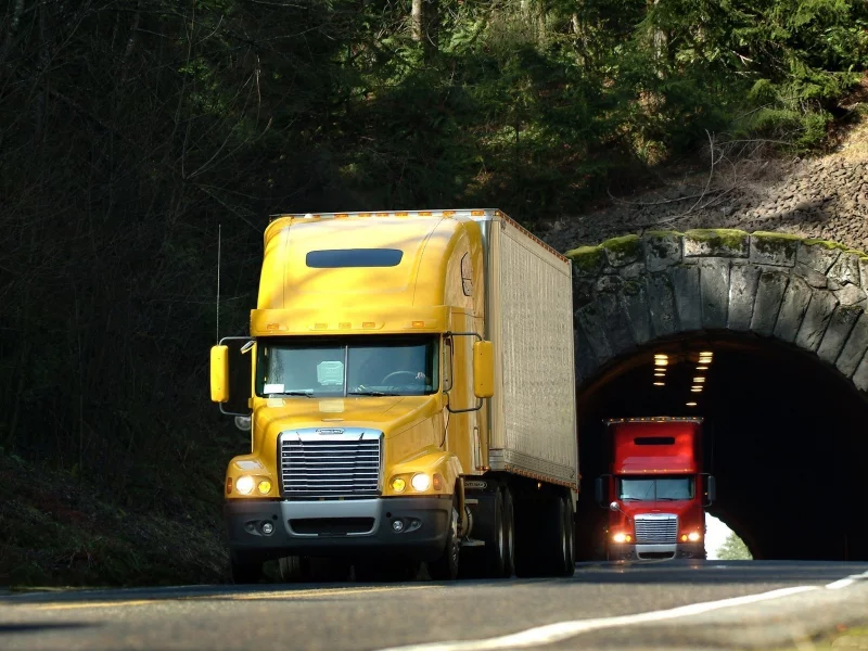фура, freightliner, грузовик, дорога, truck, тунель, желтый, тягач, красный