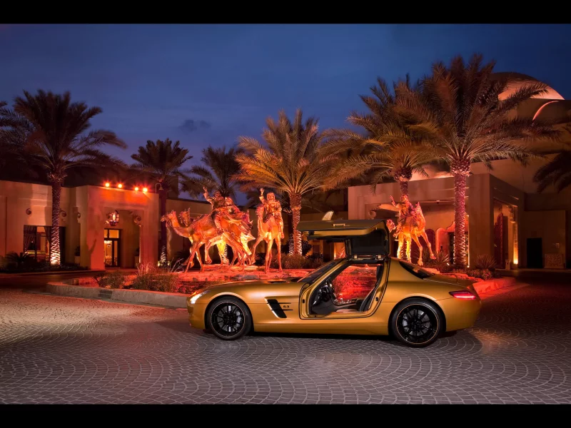 mercedes-benz sls amg desert gold, вечер, статуи, двери, пальмы, фонари