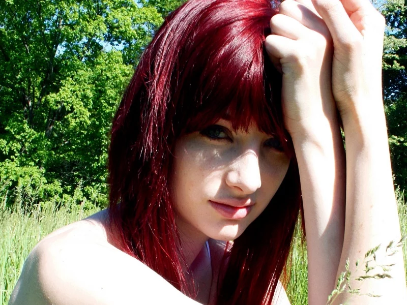 на природе, рыжая, susan coffey, смотрит