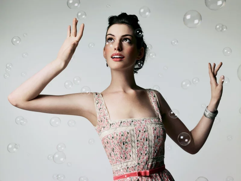 актриса, энн хэтэуэй, actress, anne hathaway, soap bubbles, мыльные пузыри