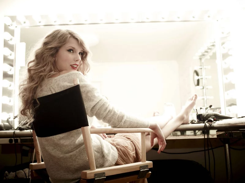 swift, сидит, улыбка, в гримерке, taylor