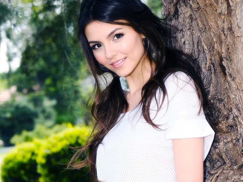 дерево, брюнетка, глаза, victoria justice, серьги, красавица
