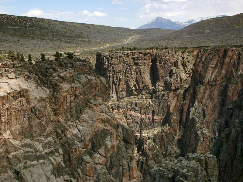горы, большая скала, дорога, обрыв, облака