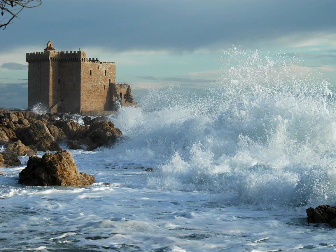 1920x1276, замок, waves, sky, shore, rocks, water, берег, скалы, облака, nature, clouds, вода, castle, море, sea, природа, небо, волны
