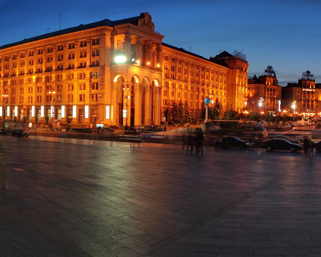 улица, площадь, небо, город, дома, панорама, вечер, машины, независимости, wallpapers, огни, multi monitors, фото, люди, здания, ночь, киев, движение